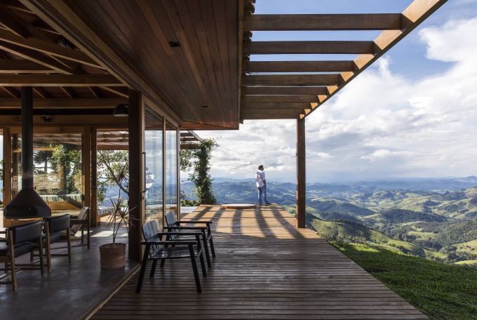 Casa com vista cinematográfica, construída no ponto mais alto do terreno, abençoada pela natureza