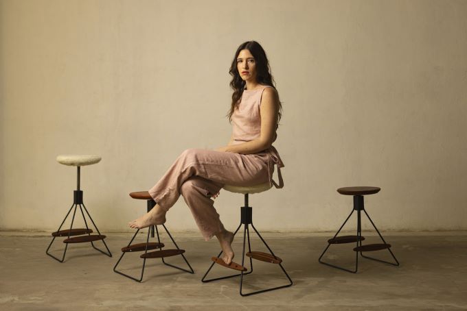 Banqueta Mille: arte, ergonomia e sofisticação na marcenaria exclusiva de Henrique Nini