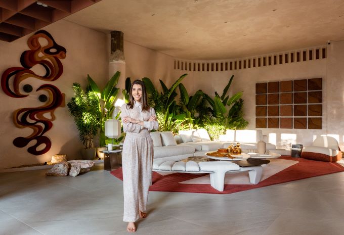 Na sua estreia na CASACOR, Daniela Funari conquista prêmio máximo com lounge inspirado na geologia do Brasil