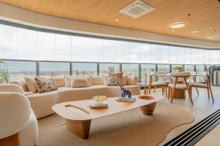 Revestimento que imita madeira define a estética do apartamento