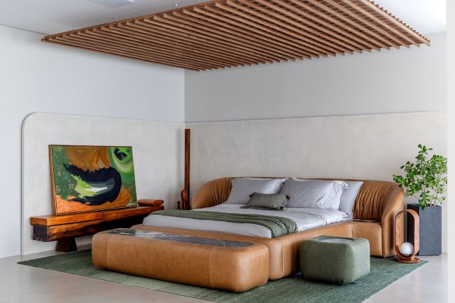Novo showroom da REVEEV Joinville apresenta o lançamento de camas assinadas e mobiliário para o quarto