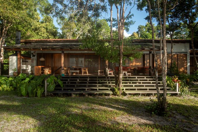 Às margens de um rio, casa sustentável integra-se à comunidade, em projeto de Daniel Fromer & Arquitetos