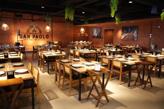 Restaurante em Honolulu incorpora referências paulistas e cerâmicas naturais