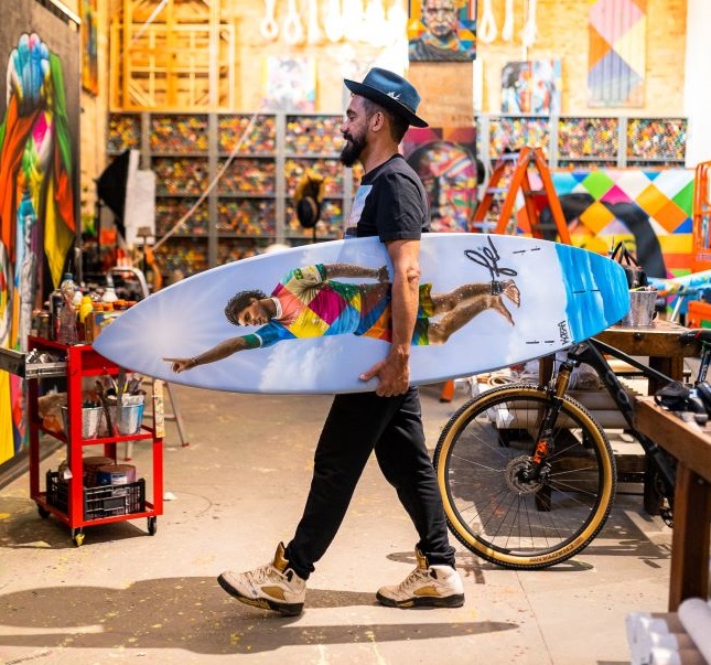 Eduardo Kobra celebra desempenho de Gabriel Medina nas Olimpíadas de Paris com grafite em uma prancha