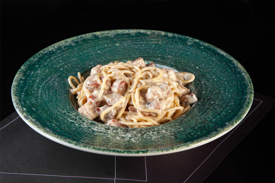 O Carbonara perfeito: Matheus Costa experimentou o prato em mais de 10 cidades antes de incluir no cardápio do Mazé, criativ bar em Copacabana