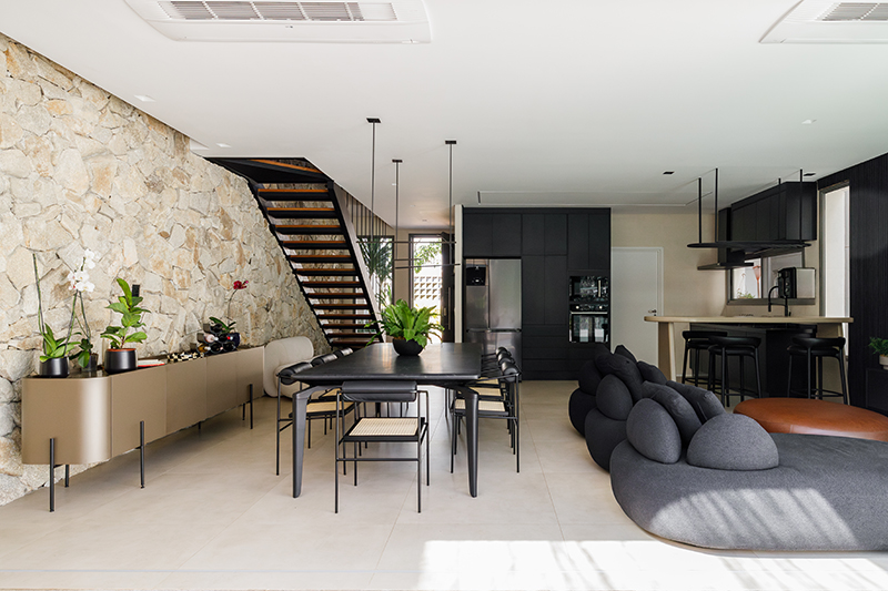 Décor all black garante luxo e sofisticação em casa de 200m²