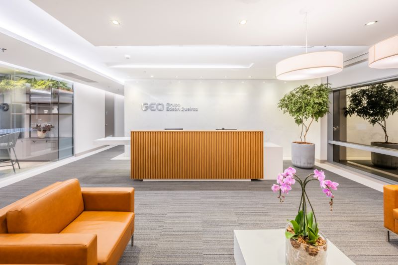 Projeto de Retrofit para o Grupo Edson Queiroz: Transformando Espaços Corporativos com Elegância e Funcionalidade