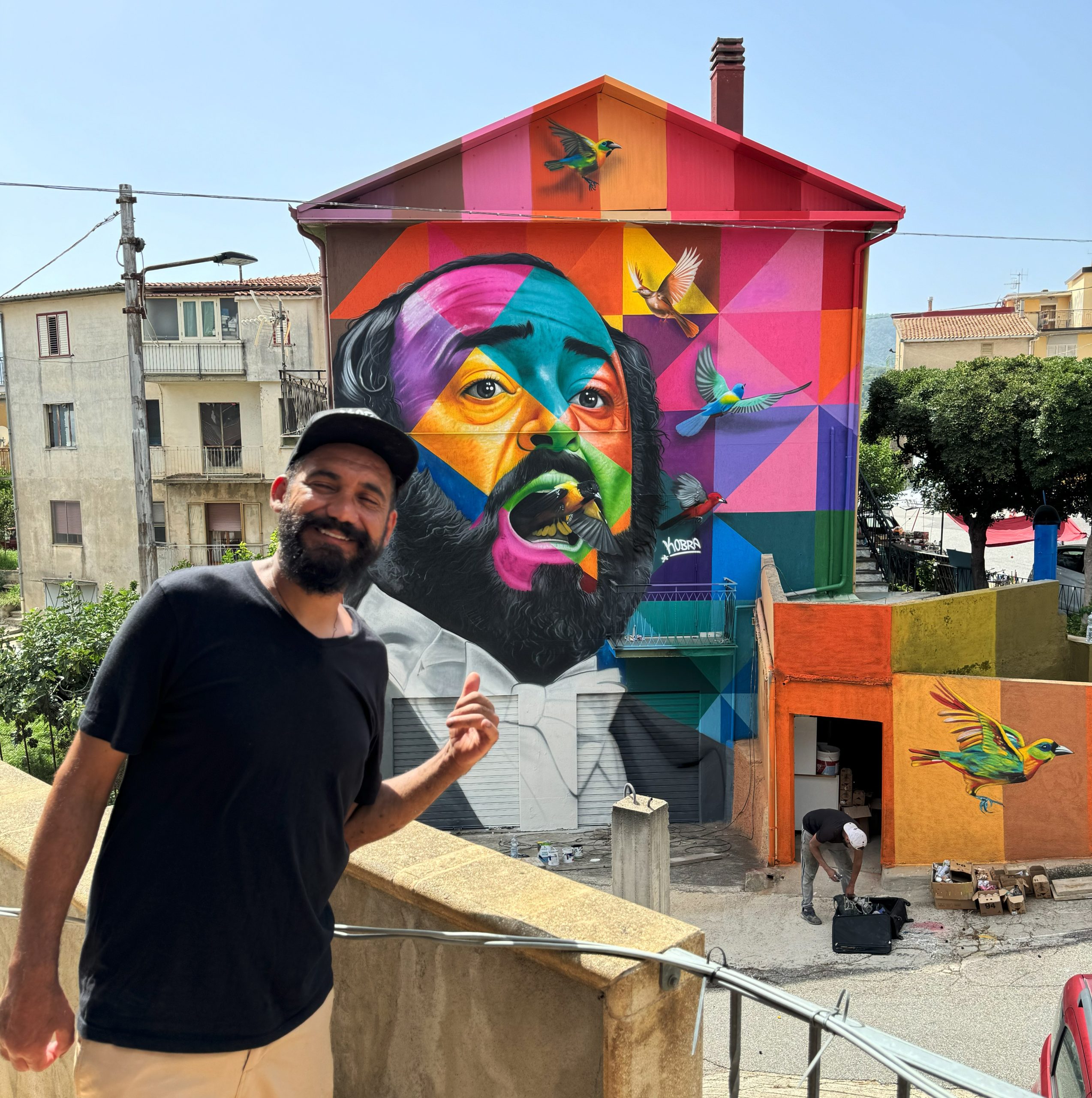 Eduardo Kobra se inspira em Pavarotti para criar seu oitavo mural na Itália