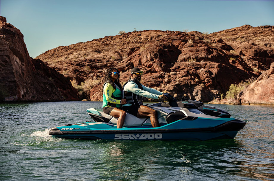 De jet que se transforma em prancha a bote motorizado com comando à distância e “foil surfing”. Conheça novidades do São Paulo Boat Show