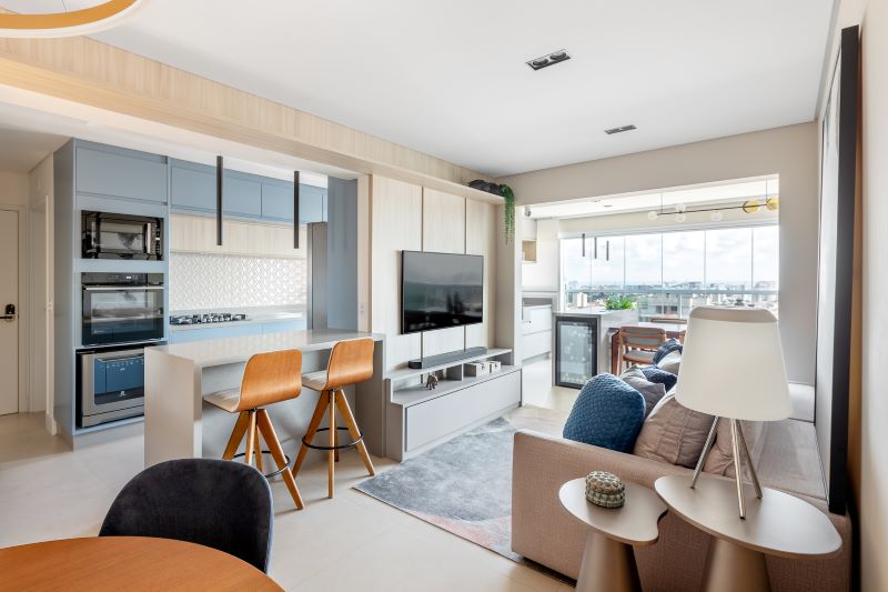 Integração, cores neutras e estilo contemporâneo definem apê de 105m²