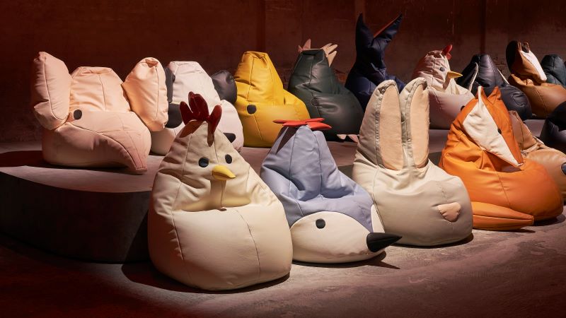 Bottega Veneta apresenta The Ark, uma coleção de poltronas de edição limitada, inspiradas na Zanotta Sacco