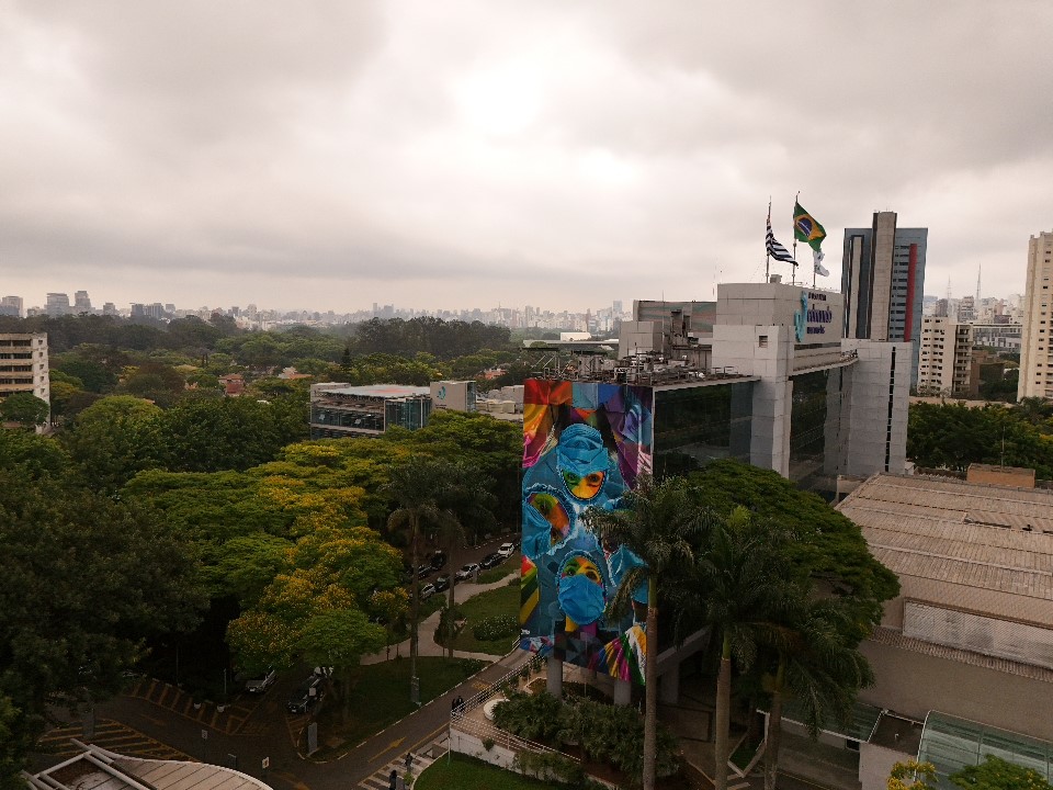 Hospital Edmundo Vasconcelos comemora 75 anos com mural do artista Kobra