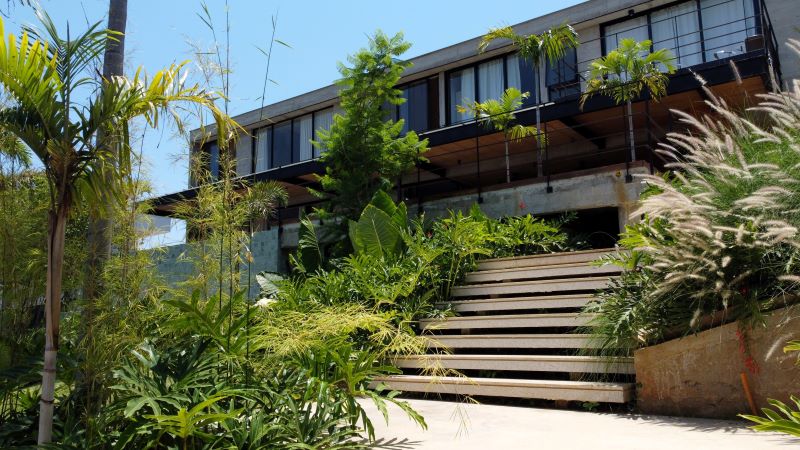Conexão Natural: Studio Júlio Sousa Paisagista transforma residência em refúgio verde