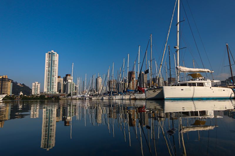 Morar a bordo? Conheça a cidade do Brasil que concentra “casas” sobre as águas
