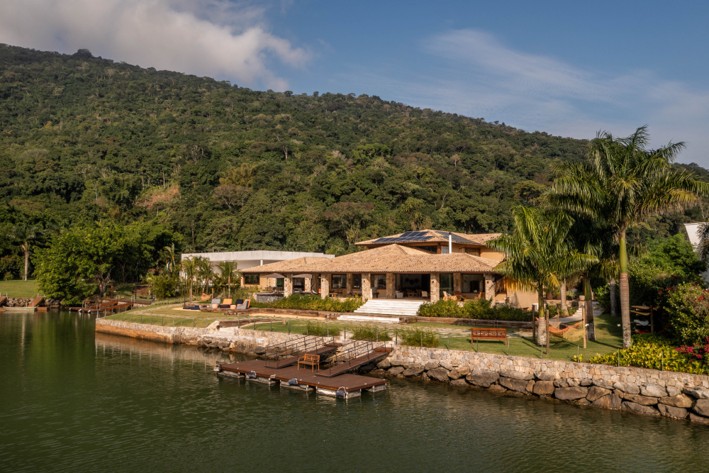 Casa de praia com ares de campo: projeto de paisagismo valorizou áreas de lazer e convívio, em Angra dos Reis