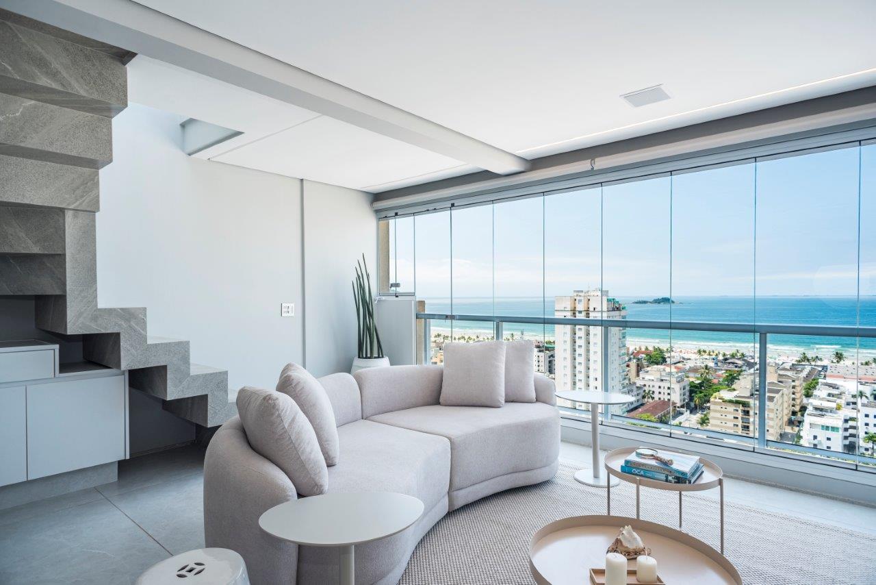 Escritório Meneghisso & Pasquotto Arquitetura assina cobertura duplex em praia no Guarujá