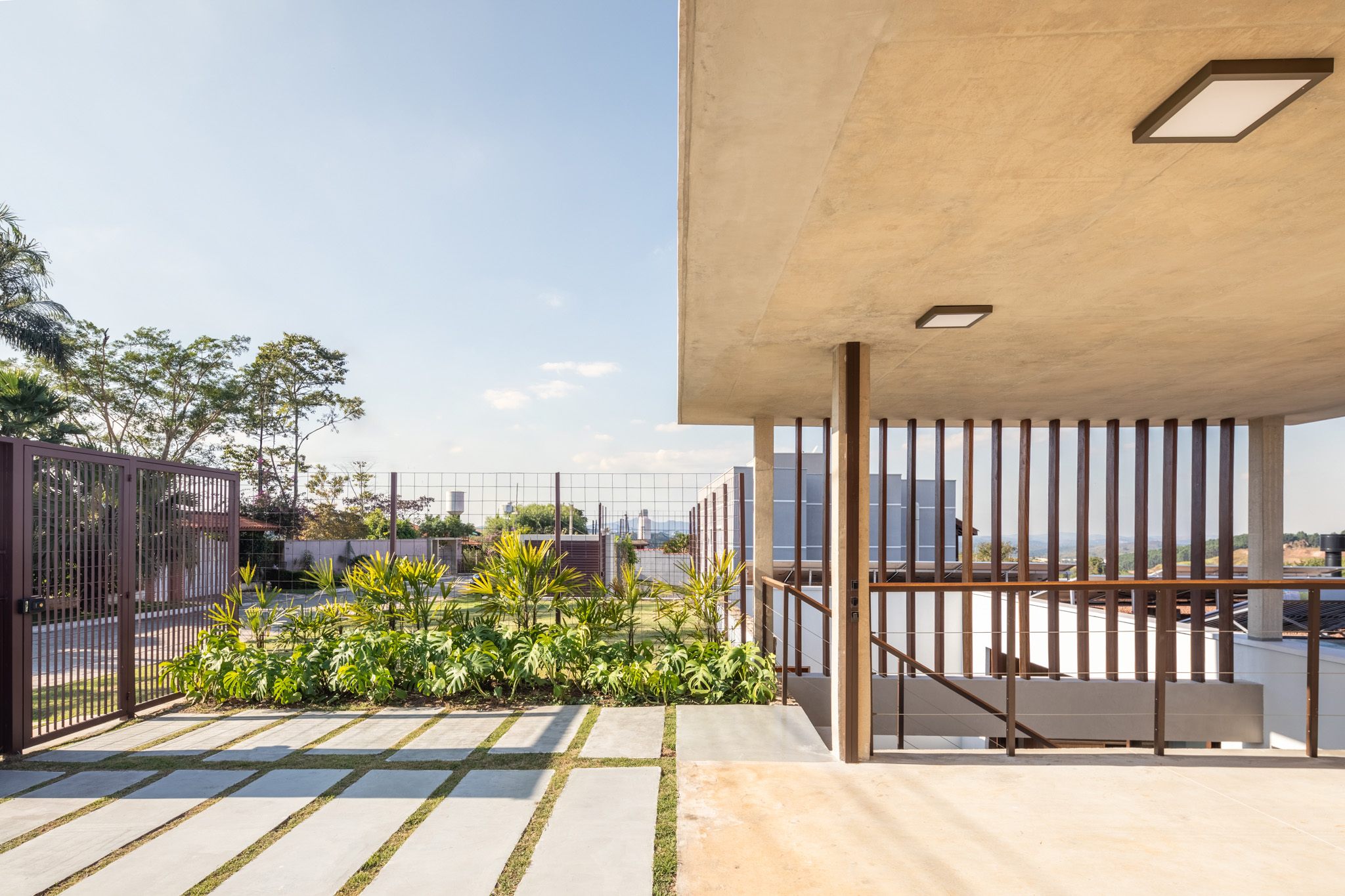 Casa Três Tempos: Conforto e Natureza em Harmonia em São Roque, São Paulo