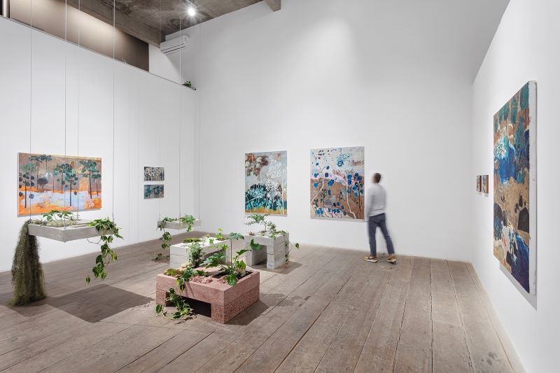 Galeria Marilia Razuk apresenta exposição “Das paisagens, dessas que vêm aos lábios” com Maria Andrade e Raquel Garbelotti