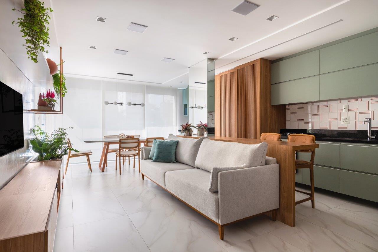 Reforma assinada pela arquiteta Flávia Prata transforma apartamento com integração de ambiente e toques de cor