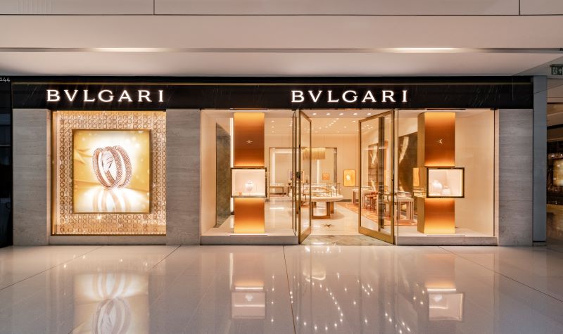 Bvlgari apresenta renovação de sua boutique JK Iguatemi com obra comissionada à artista brasileira