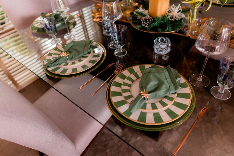 Frescor da natureza inspira mesa decorada para o Natal