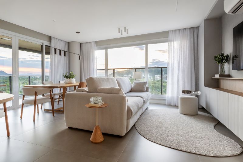 Minimalismo Funcional em Jurerê Internacional: O Apartamento Projetado por Jeane Silva