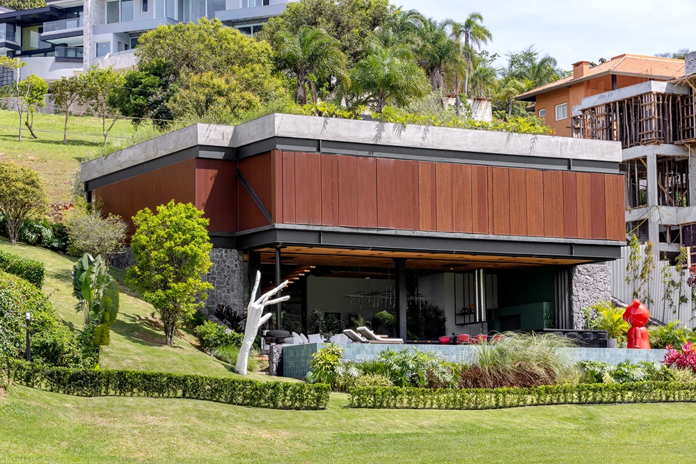 Casa em Santa Catarina combina arte, natureza e bem-estar