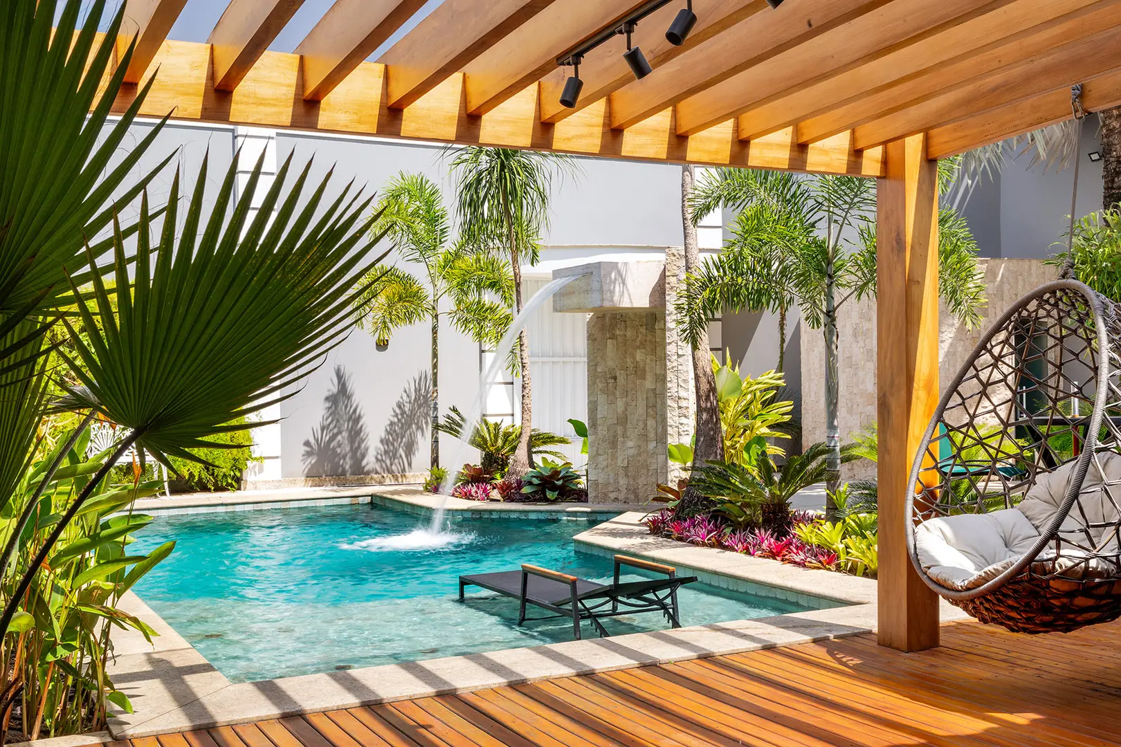Paisagismo para Piscinas: Dicas de como transformar o paisagismo deste espaço, protagonista do verão