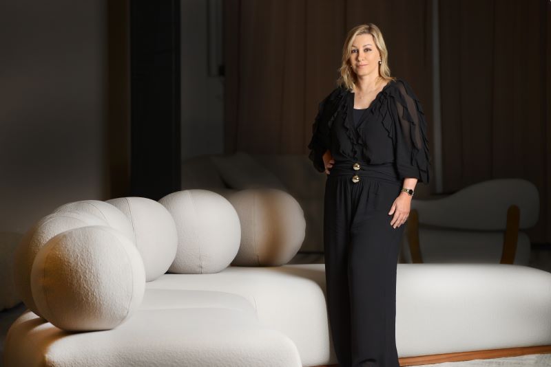 Designer Anna Maya lança novas versões do escultórico Sofá Tondo