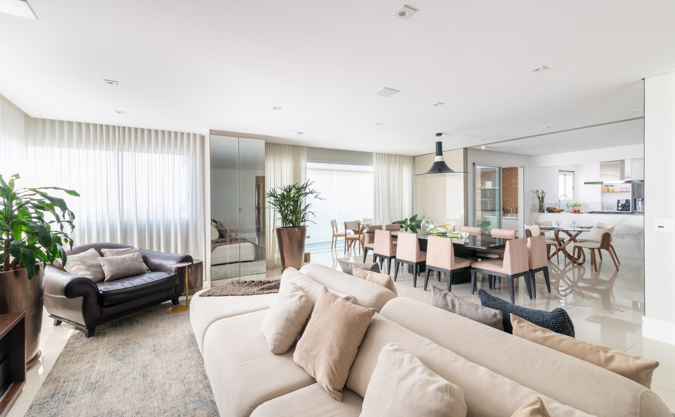 Integração e soluções inteligentes transformam apartamento de 240 m²