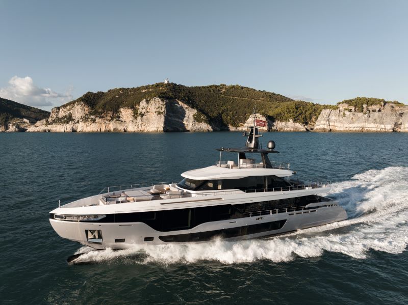 Azimut Yachts apresenta megaiate de luxo exclusivo com Sky Lounge no Miami Boat Show 2025