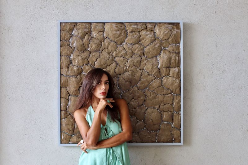 Mostra “Sertões”, de Geovana Cléa, leva a força do chão rachado para a Galeria Hugo França, em Trancoso