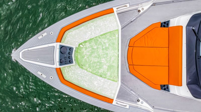 Inovação em alto-mar: iate brasileiro com piscina que usa água do mar estreia nos EUA