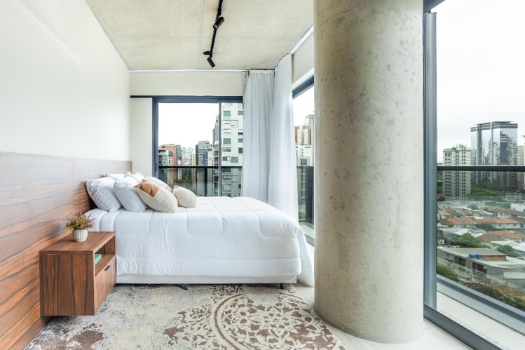 Reforma de apartamento privilegia iluminação natural em todos os ambientes e explora a beleza das colunas arredondadas