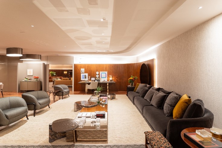 Loft integrado traz ambientes repletos de obras de arte com atmosfera masculina para a Mostra Artefacto 2025