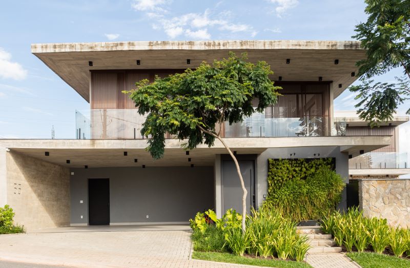 Brutalismo e natureza em sintonia no projeto assinado pelo escritório Casalli Arquitetura