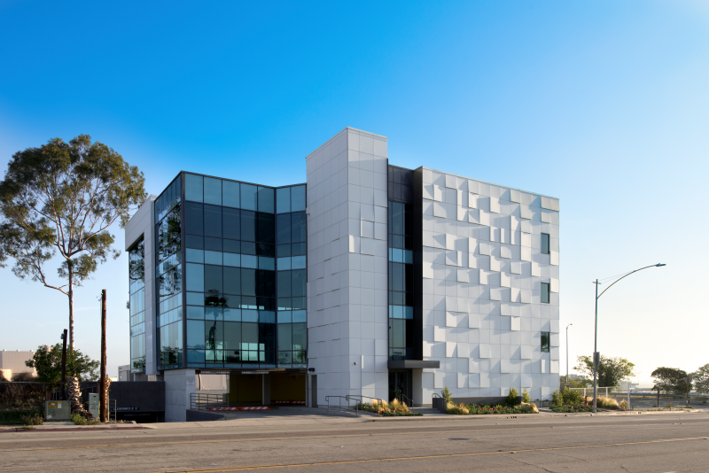 Benchmark By Kingspan apresenta novos forros metálicos, brise e painel térmico na Expo Revestir 2025