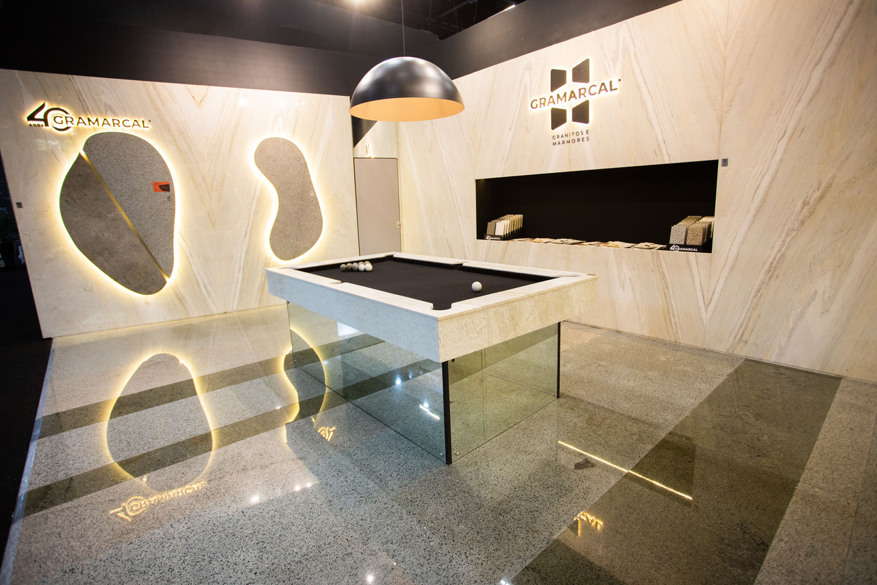 Jayme Bernardo inova e apresenta mesa de jogos com pedra natural em estande da Gramarcal na Expo Revestir 2025