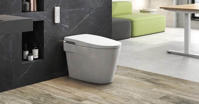 Roca apresenta a evolução do banheiro com a bacia sanitária inteligente In-Wash® In-Tank® Inspira na Expo Revestir 2025