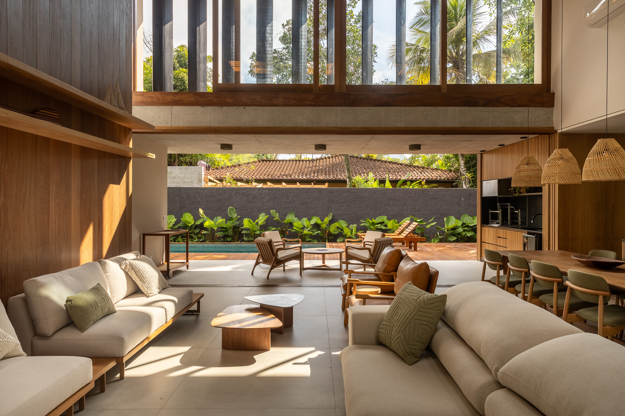 Pitta Arquitetura assina residência contemporânea tropical
