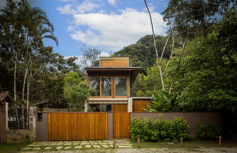 Pitta Arquitetura cria refúgio sofisticado na residência ISA, em Ubatuba