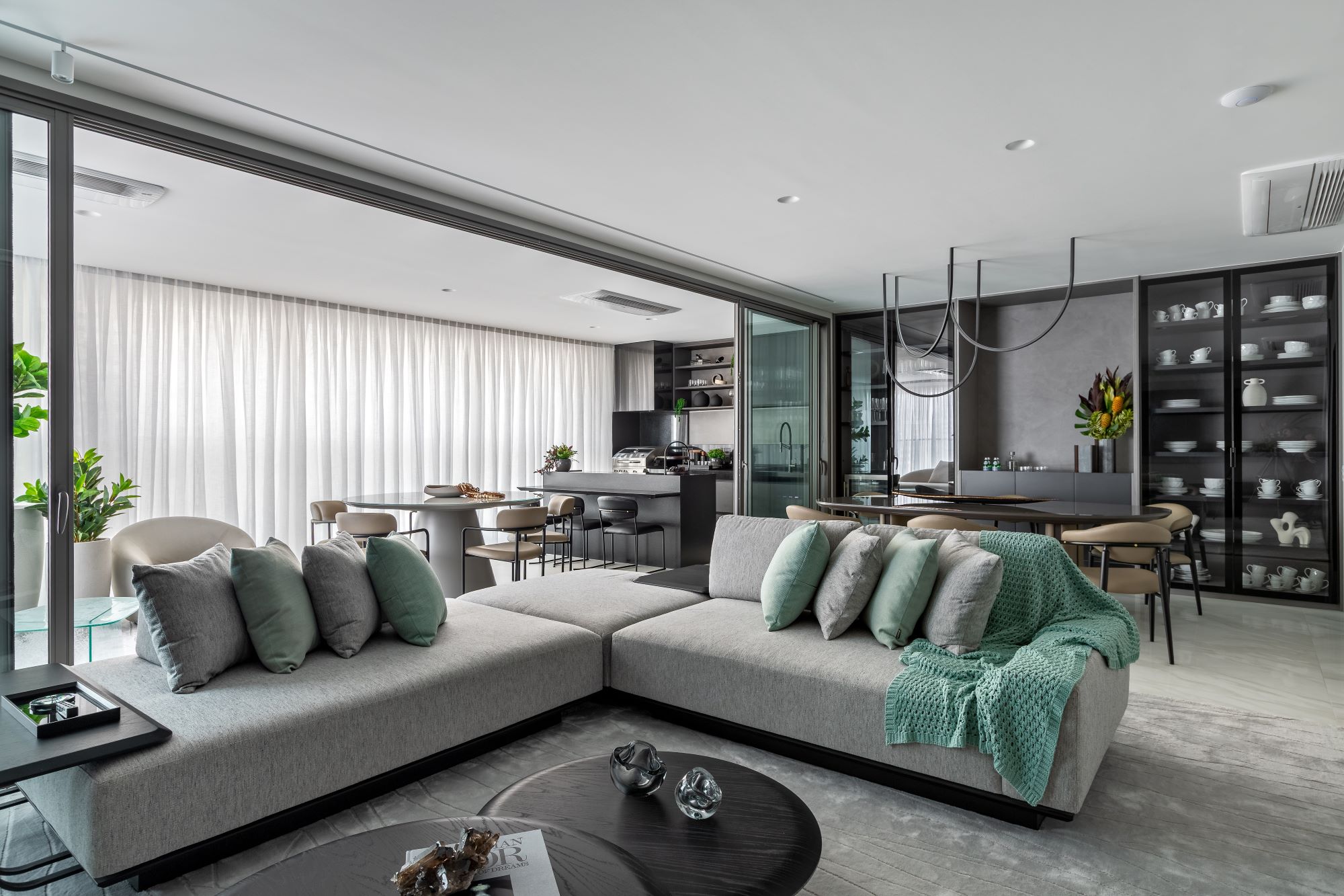 Apartamento monocromático traz atmosfera aconchegante e muito charme