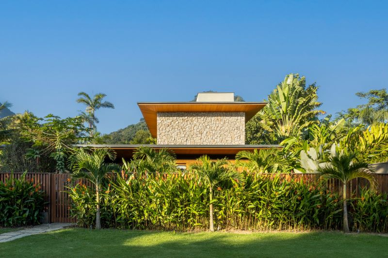 Residência de 250m² assinada pela Pitta Arquitetura combina sofisticação e elementos naturais