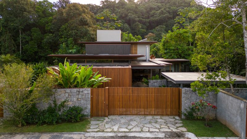 Residência CCL: Arquitetura leve e transparente em harmonia com a natureza