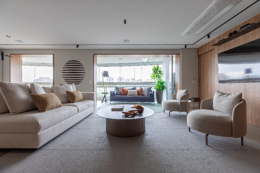 Apartamento tem marcenaria personalizada para família com crianças pequenas