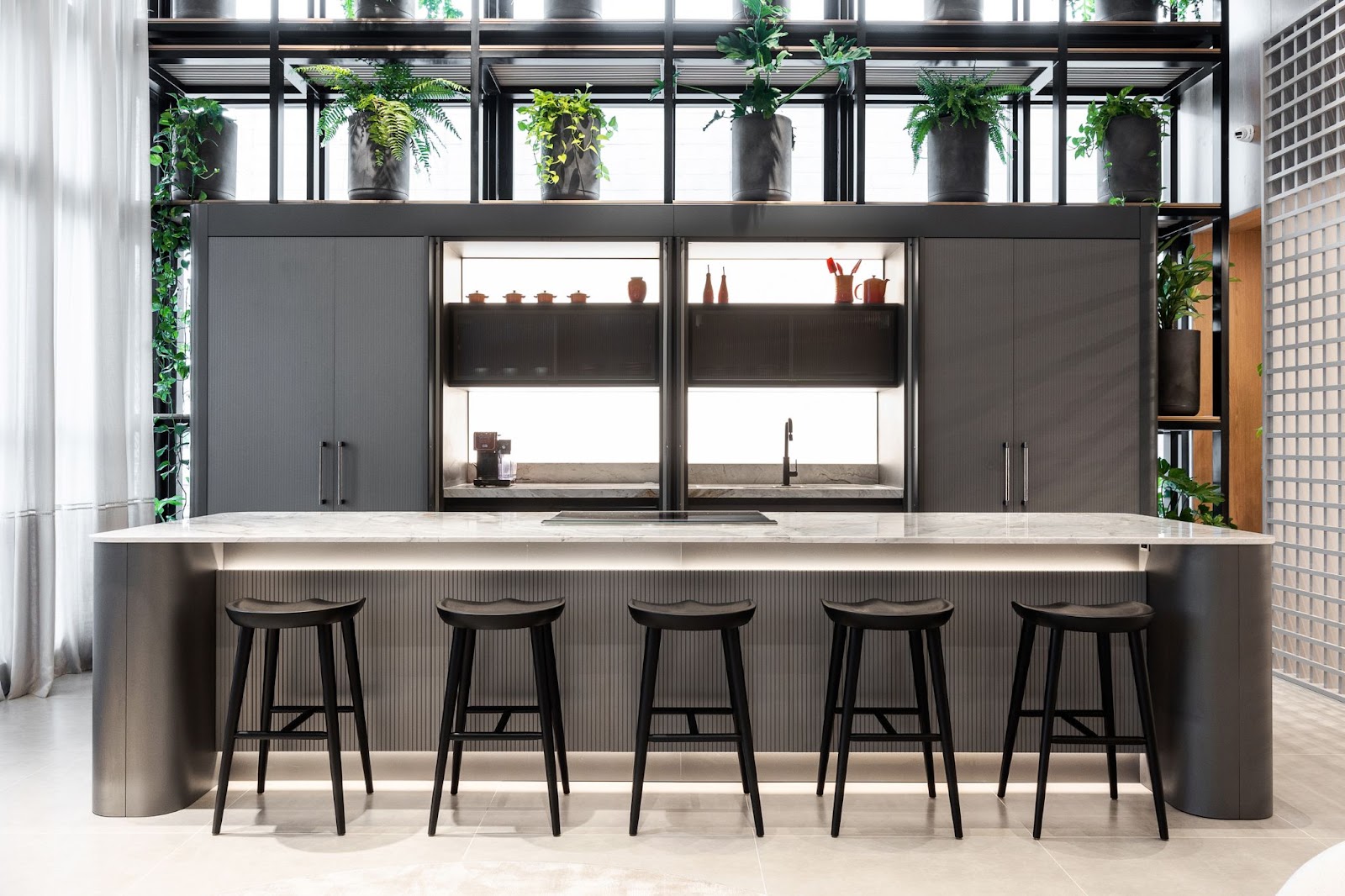 Conheça os cinco elementos que transformam a cozinha no novo centro emocional do lar