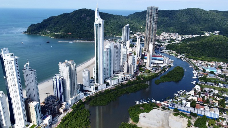 Com valorização de 120% em seis anos, Balneário Camboriú consolida liderança no mercado imobiliário de luxo no Brasil