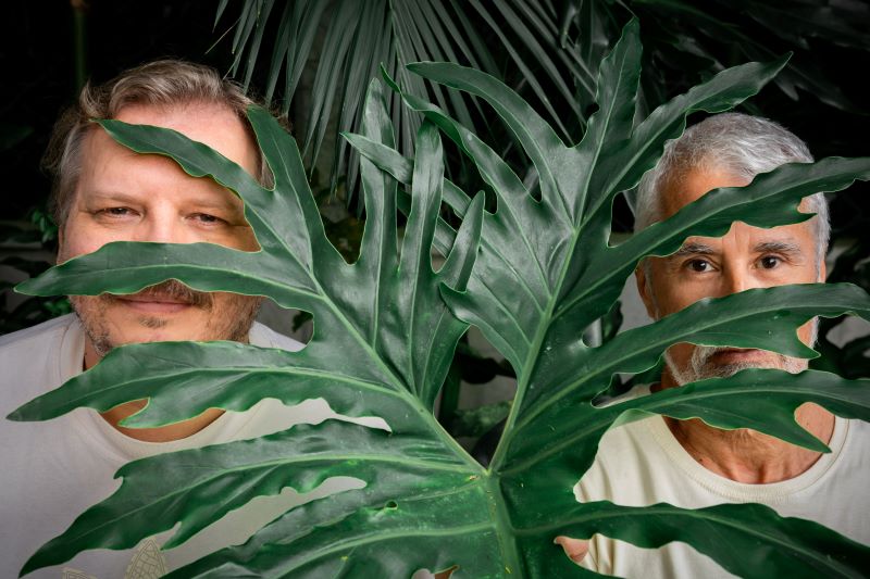 Série “Sem a cor, resta o carvão”, do Otropicalista, faz parte da exposição “Noites Verticais”