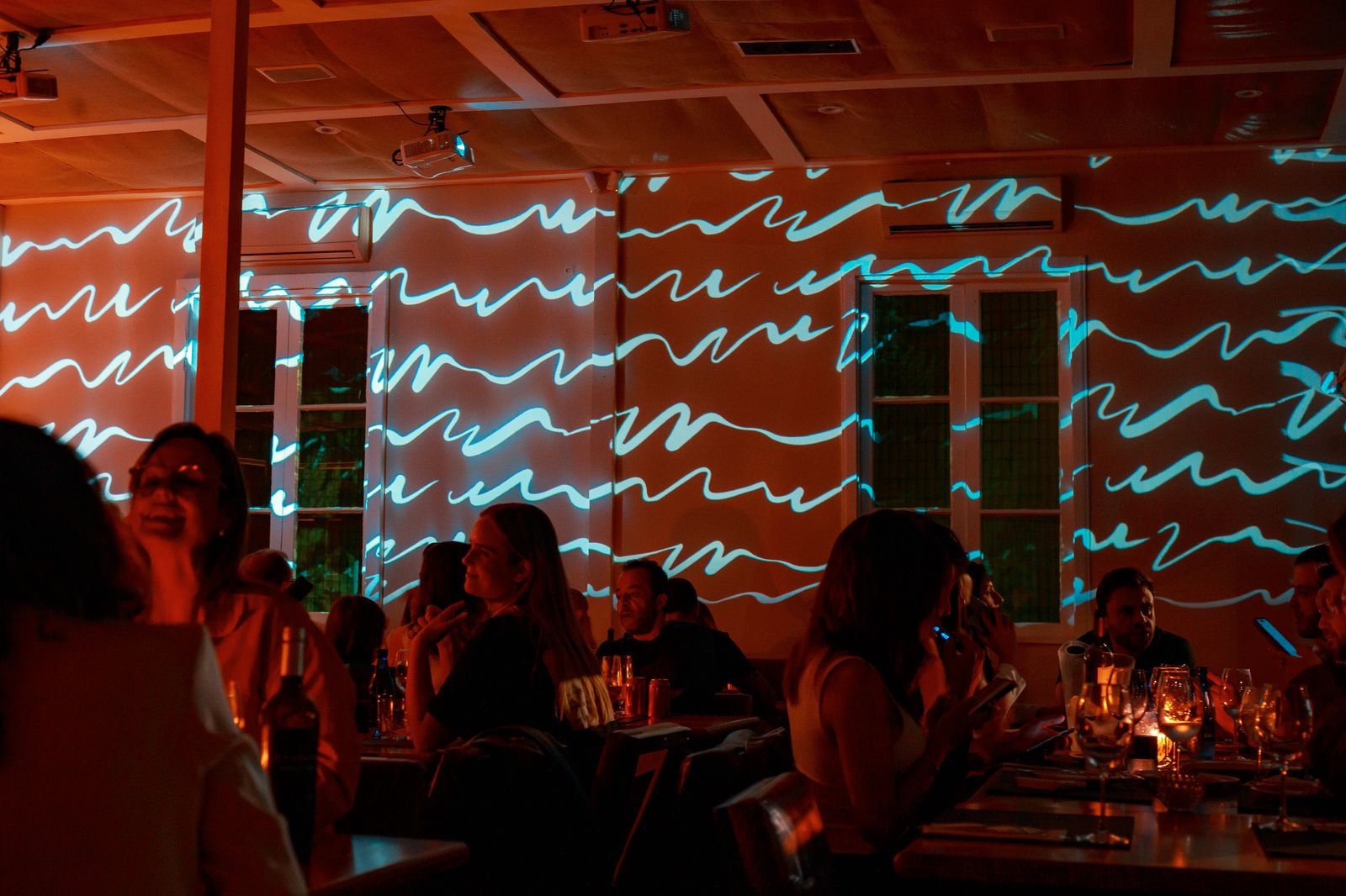 Restaurante imersivo: Saza traz para Curitiba uma experiência visual única com projeções em todo o ambiente