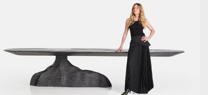 Fernanda Marques apresenta a mesa de jantar Península que homenageia a força da terra e a fluidez do mar